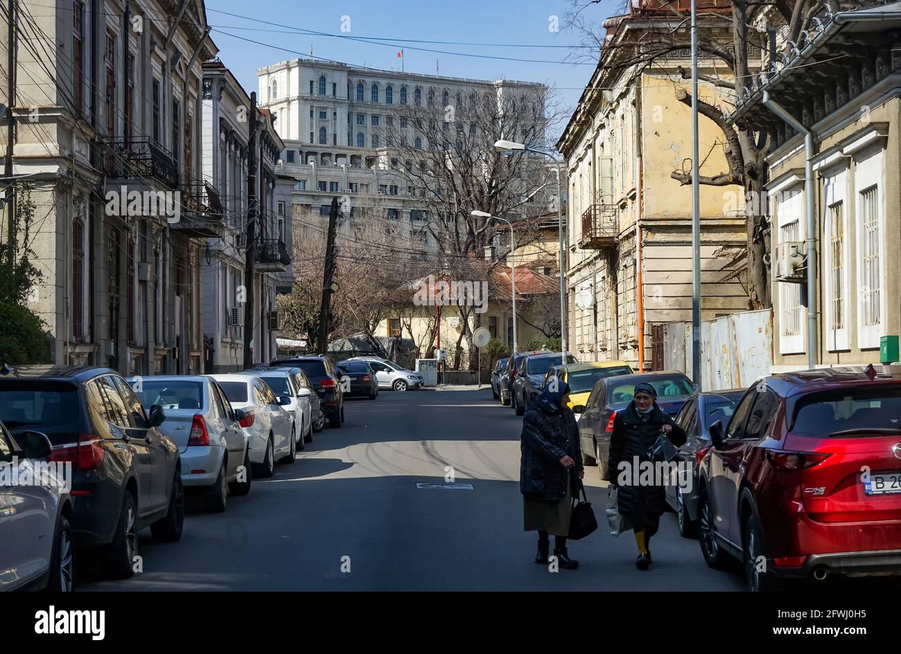 Bucarest, Romania - 09 Marzo 2021: Parte della costruzione del Parlamento rumeno è visto sopra altri edifici a Bucarest questa immagine è per l'editing Foto Stock