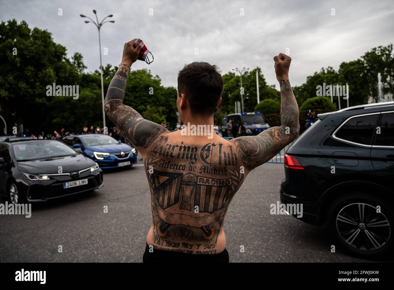 Madrid, Spagna. 22 maggio 2021. Un appassionato di Atletico de Madrid con il suo corpo tatuato con i simboli della sua squadra, che celebra il titolo del Campionato di Lega Spagnola in Piazza Neptuno. Atletico de Madrid ha vinto il titolo nell'ultima partita della stagione con una vittoria 2-1 su Valladolid. Credit: Marcos del Mazo/Alamy Live News Foto Stock