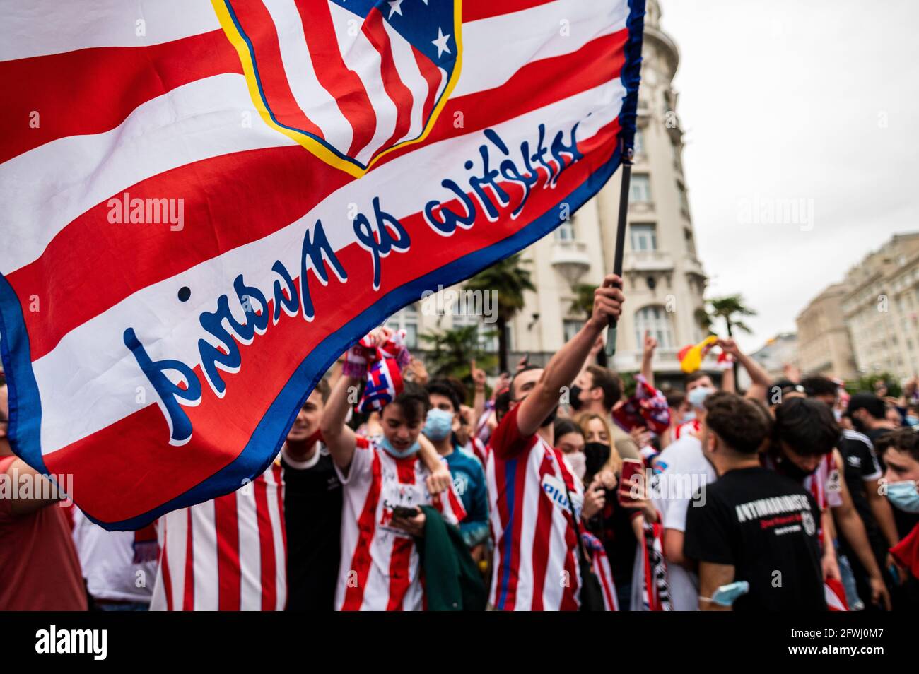 Madrid, Spagna. 22 maggio 2021. Tifosi dell'Atletico de Madrid che celebrano il titolo di Campionato di Lega Spagnola in Piazza Neptuno. Atletico de Madrid ha vinto il titolo nell'ultima partita della stagione con una vittoria 2-1 su Valladolid. Credit: Marcos del Mazo/Alamy Live News Foto Stock