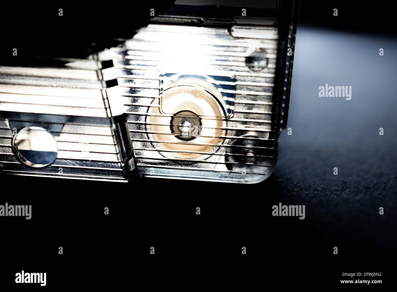 Macro minimal Closeup del rullo di presa in angolo di trasparente Nastro a cassetta Foto Stock