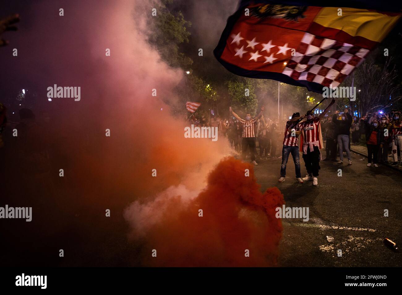 Madrid, Spagna. 22 maggio 2021. Tifosi dell'Atletico de Madrid che celebrano il titolo di Campionato di Lega Spagnola in Piazza Neptuno. Atletico de Madrid ha vinto il titolo nell'ultima partita della stagione con una vittoria 2-1 su Valladolid. Credit: Marcos del Mazo/Alamy Live News Foto Stock