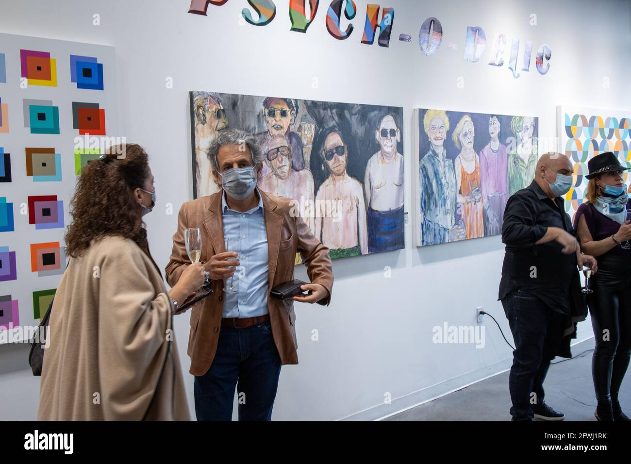 Patroni alla galleria d'arte di Mash apertura dello spettacolo Psych-o-Delic. 1° spettacolo dopo 2021 covid 19 restrizioni sono state revocate a Los Angeles. Foto Stock