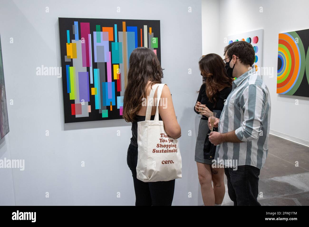 Patroni alla galleria d'arte di Mash apertura dello spettacolo Psych-o-Delic. 1° spettacolo dopo 2021 covid 19 restrizioni sono state revocate a Los Angeles. Foto Stock