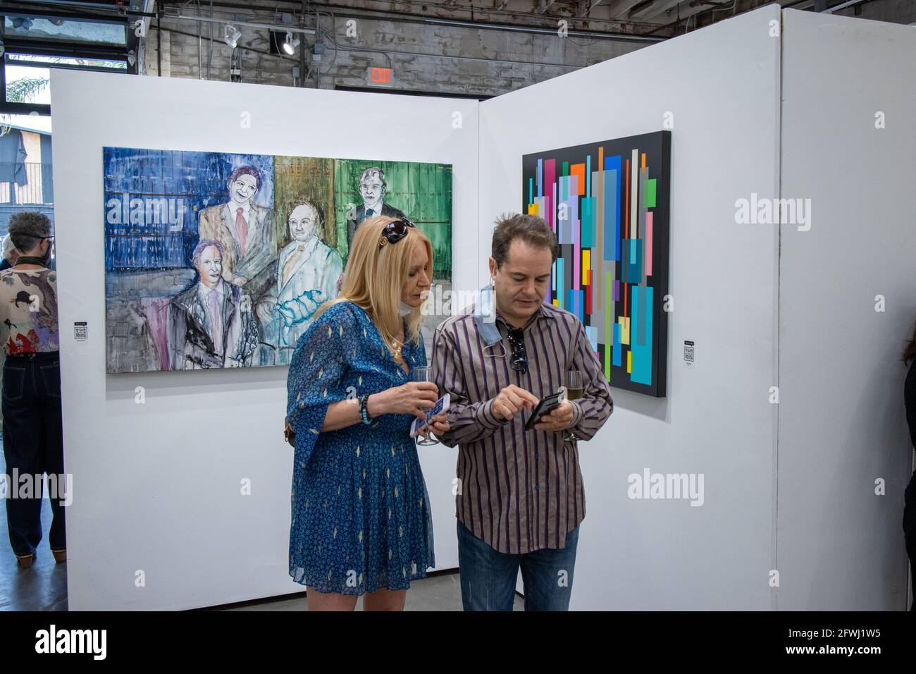 Patroni alla galleria d'arte di Mash apertura dello spettacolo Psych-o-Delic. 1° spettacolo dopo 2021 covid 19 restrizioni sono state revocate a Los Angeles. Foto Stock