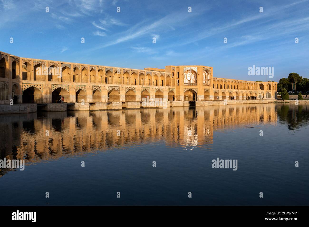Il ponte Khaju è uno degli storici ponti sul Zayanderud, il fiume più grande dell'altopiano iraniano, in Isfahan, Iran. Foto Stock