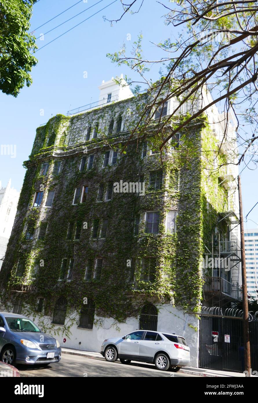 Los Angeles, California, USA 22 maggio 2021 UNA visione generale dell'atmosfera di Villa Bonita, costruita da Cecil B. DeMille per il cast e l'equipaggio sui suoi film, e l'ex residenza di Errol Flynn e Francis Ford Copolla al 1817 Hillcrest Road il 22 maggio 2021 a Los Angeles, California, USA. Foto di Barry King/Alamy Stock foto Foto Stock