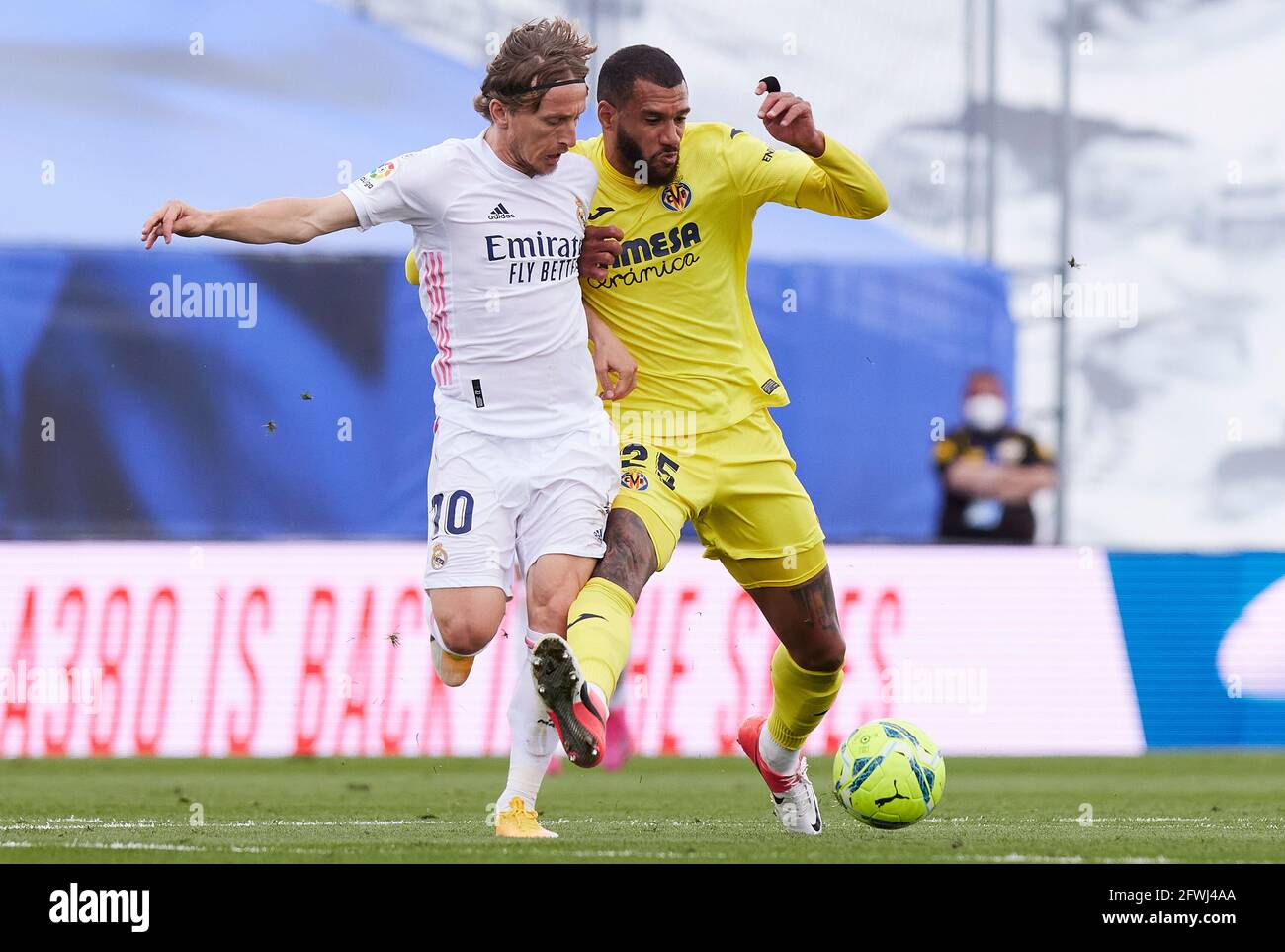 Madrid, Spagna. 22 maggio 2021. Luka Modric (Real Madrid CF) e Etienne Capoue (Villarreal CF) in azione durante la Liga match round 38 tra Real Madrid e Villarreal CF allo stadio Alfredo di Stefano.(Punteggio finale; Villarreal CF 2-1 Real Madrid) Credit: SOPA Images Limited/Alamy Live News Foto Stock