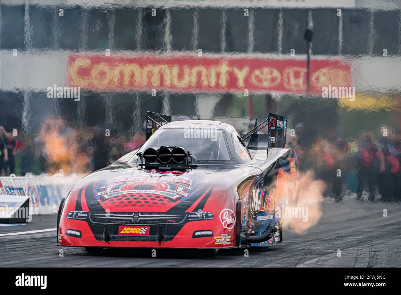 Baytown, Texas, Stati Uniti. 22 maggio 2021. Funny Car PAUL LEE compete durante il turno di qualificazione al NHRA SpringNationals sabato 22 maggio 2021, presso l'autodromo di Houston a Baytown, Texas. Credit: Lynn Pennington/ZUMA Wire/Alamy Live News Foto Stock