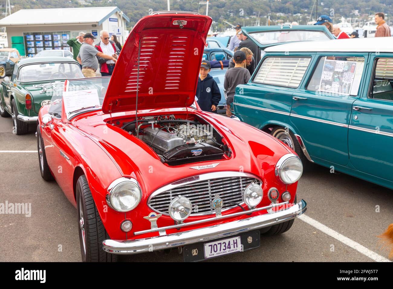 Classica auto sportiva britannica Austin Healey dal 1958 in rosso in occasione di una classica mostra di auto a Sydney, Australia Foto Stock