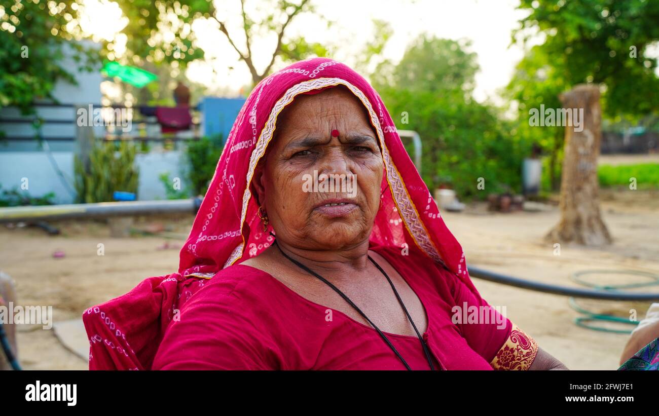 Primo piano di una donna indiana di età del rajasthani. Rilassante donna tribale indiana con il suo tradizionale turbante e vestirsi Foto Stock