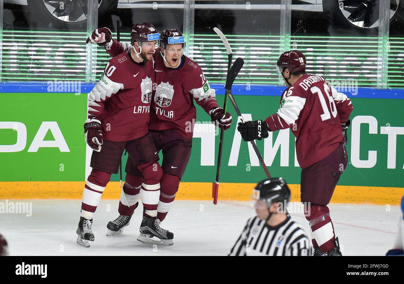 Lettonia, Lettonia. 22 maggio 2021. Le Forward della Lettonia Lauris Darzins, Rodrigo Abols e Kaspars Daugavins (L-R) festeggiano durante la partita del Gruppo B tra Lettonia e Kazakistan al Campionato del mondo di hockey su ghiaccio IIHF 2021 a riga, Lettonia, 22 maggio 2021. Credit: Edijs Palens/Xinhua/Alamy Live News Foto Stock