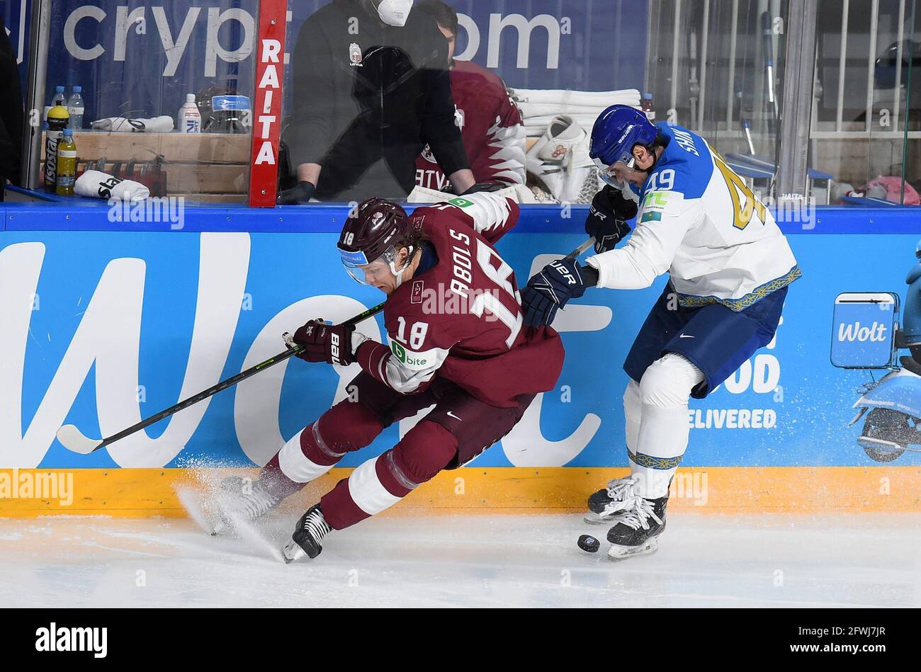Lettonia, Lettonia. 22 maggio 2021. L'avanzata lettone Rodrigo ABols (L) viena con Alexander Shin del Kazakhstan durante la partita del Gruppo B tra Lettonia e Kazakhstan al campionato mondiale di hockey su ghiaccio IIHF 2021 a riga, Lettonia, 22 maggio 2021. Credit: Edijs Palens/Xinhua/Alamy Live News Foto Stock