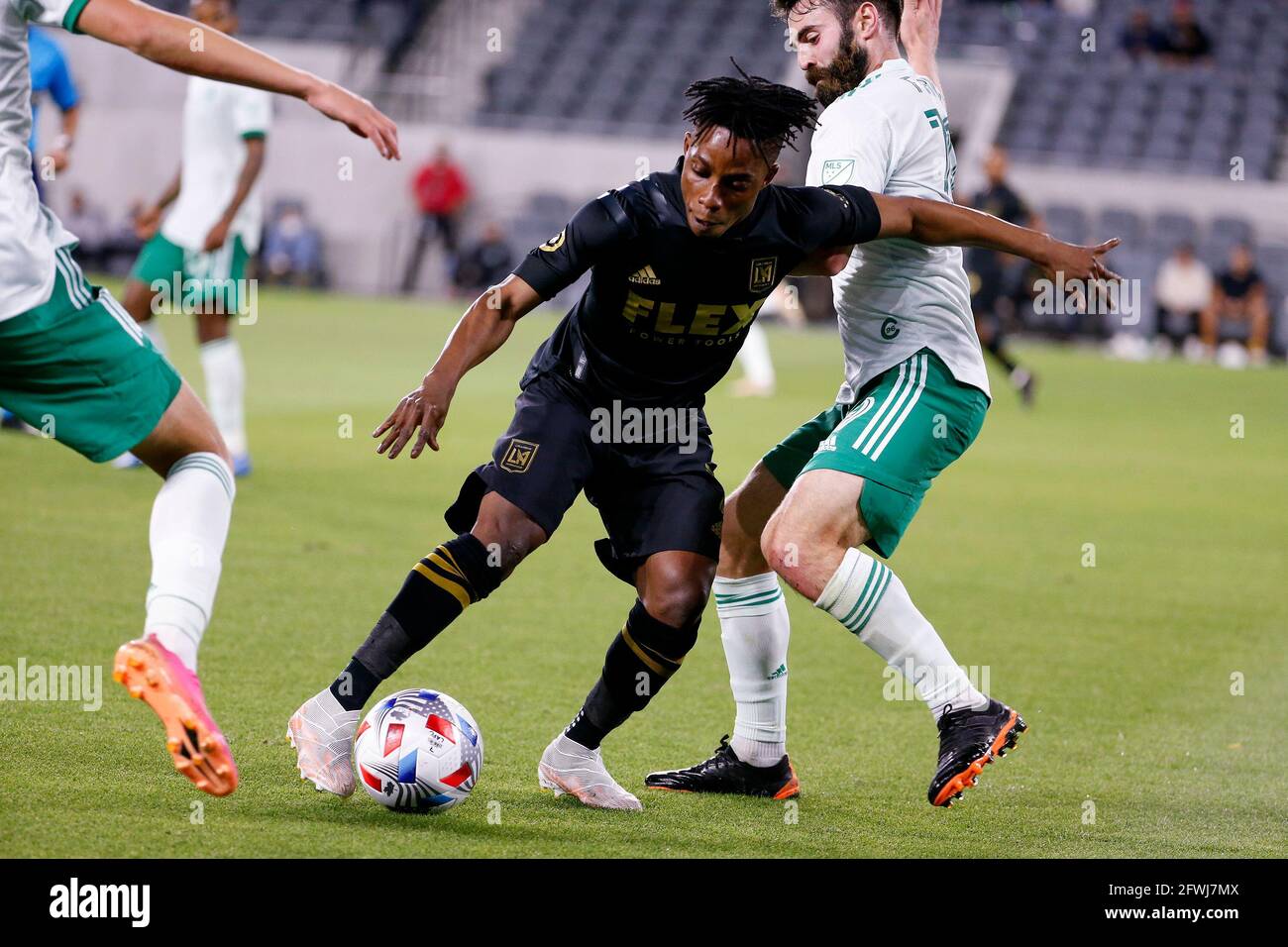 Los Angeles, California, Stati Uniti. 22 maggio 2021. Los Angeles FC Forward Latif Benedizione (7) e Colorado Rapids midfielder Jack Price (19) si sono recati a Los Angeles durante una partita di calcio MLS tra le Colorado Rapids e il Los Angeles FC, sabato 22 maggio 2021. Credit: Ringo Chiu/ZUMA Wire/Alamy Live News Foto Stock