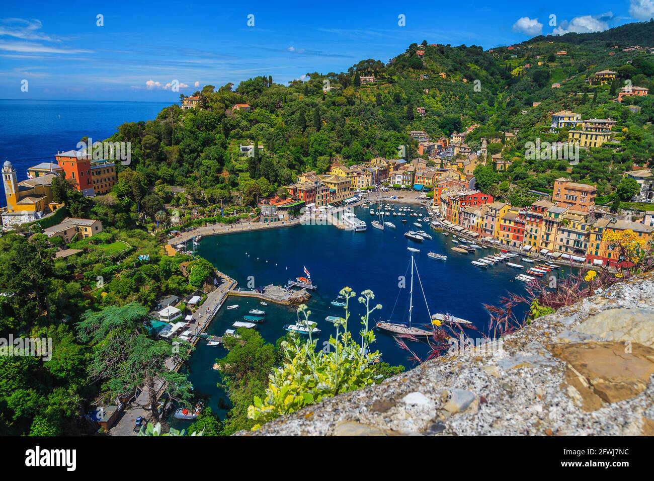 Famosa località di vacanza e di viaggio in Liguria.Portofino mediterraneo resort vista con edifici colorati e barche di lusso, yacht dalla terrazza o Foto Stock