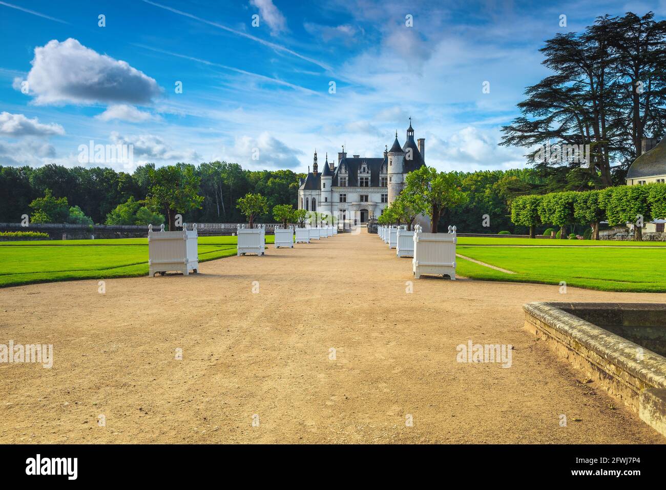 Passerella e spettacolare ingresso dal giardino ornamentale del castello di Chenonceau, Valle della Loira, Francia, Europa Foto Stock