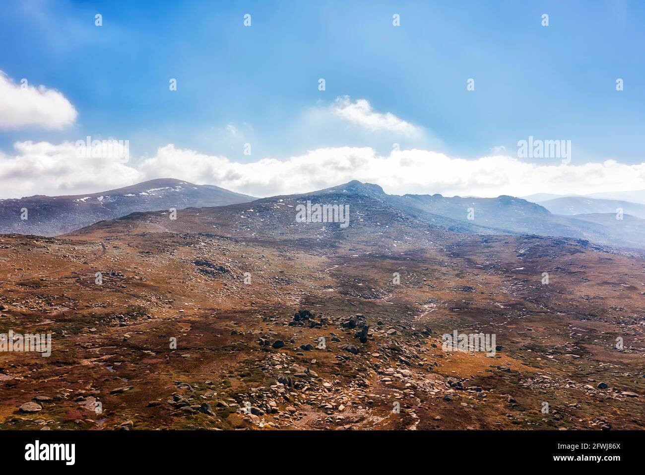 Cima del Monte Kosciuszko nel parco nazionale delle Snowy Mountains dell'Australia - vista aerea sopraelevata in una giornata di sole. Foto Stock