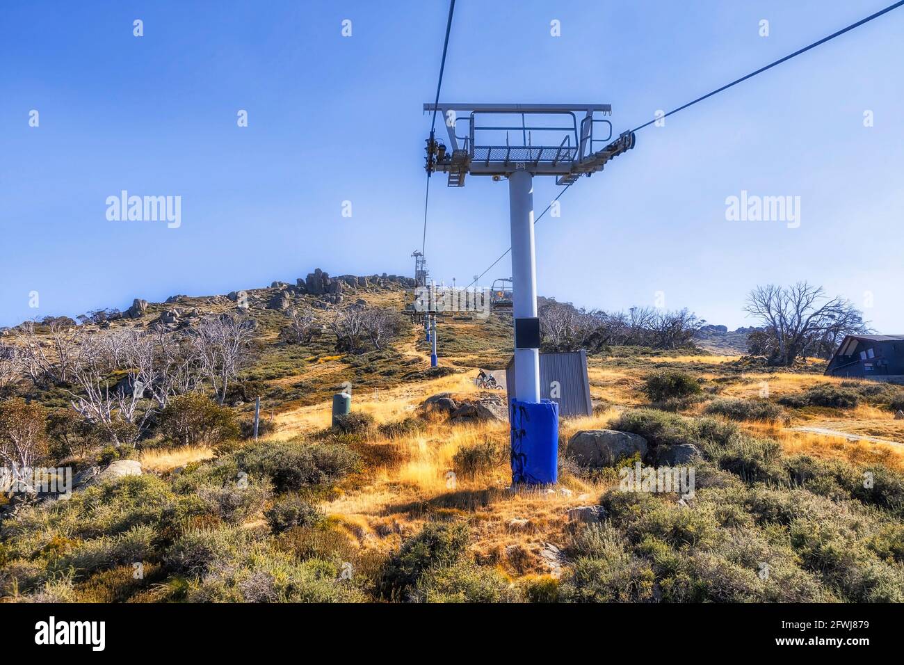 Seggiovia elevante dal villaggio di Thredbo e valle fino al monte Kosciuszko delle Snowy Mountains, Australia. Foto Stock