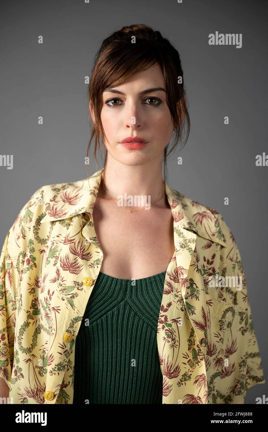 ANNE HATHAWAY in SOLOS (2021), regia DI ZACH BROFF e SAM TAYLOR-JOHNSON. Credito: AMAZON STUDIOS / Album Foto Stock