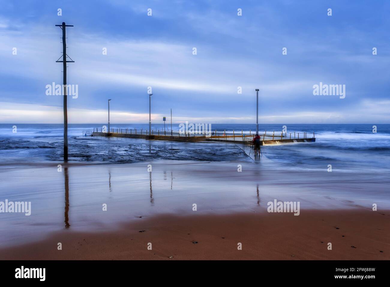 Piscina di roccia disconnessa dalla spiaggia di Mona vale sulle spiagge settentrionali di Sydney al sunrsise. Foto Stock