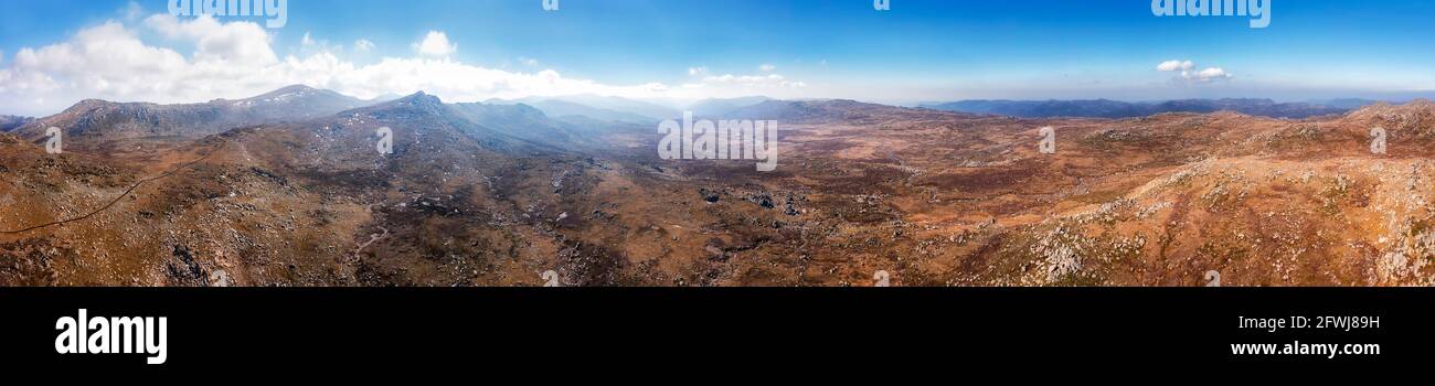 Cima del Monte Kosciuszko nel parco nazionale delle Snowy Mountains dell'Australia - ampio panorama aereo in una giornata di sole. Foto Stock