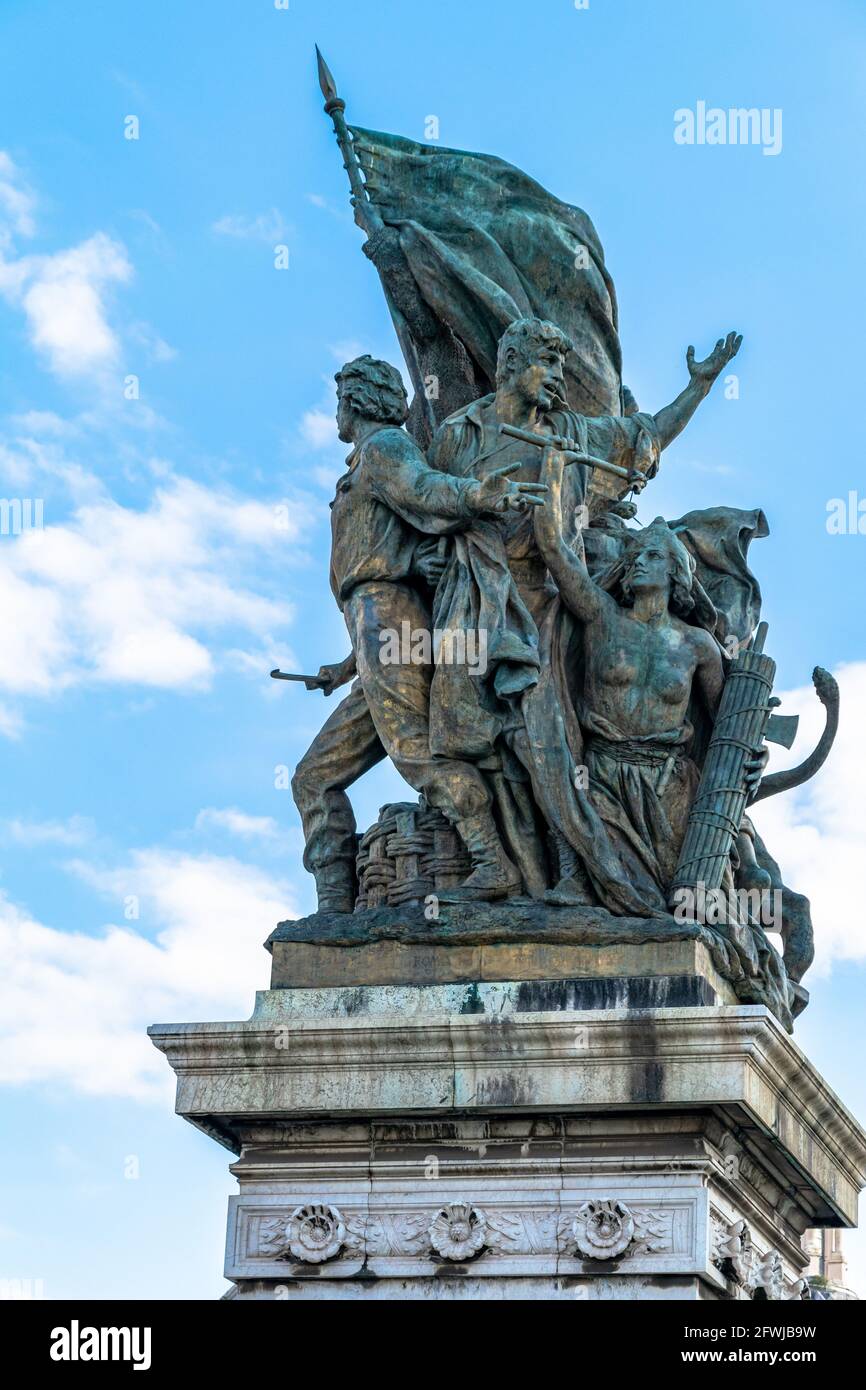 Una delle statue all'esterno del Monumento Nazionale Vittorio Emanuele II nella città di Roma Foto Stock