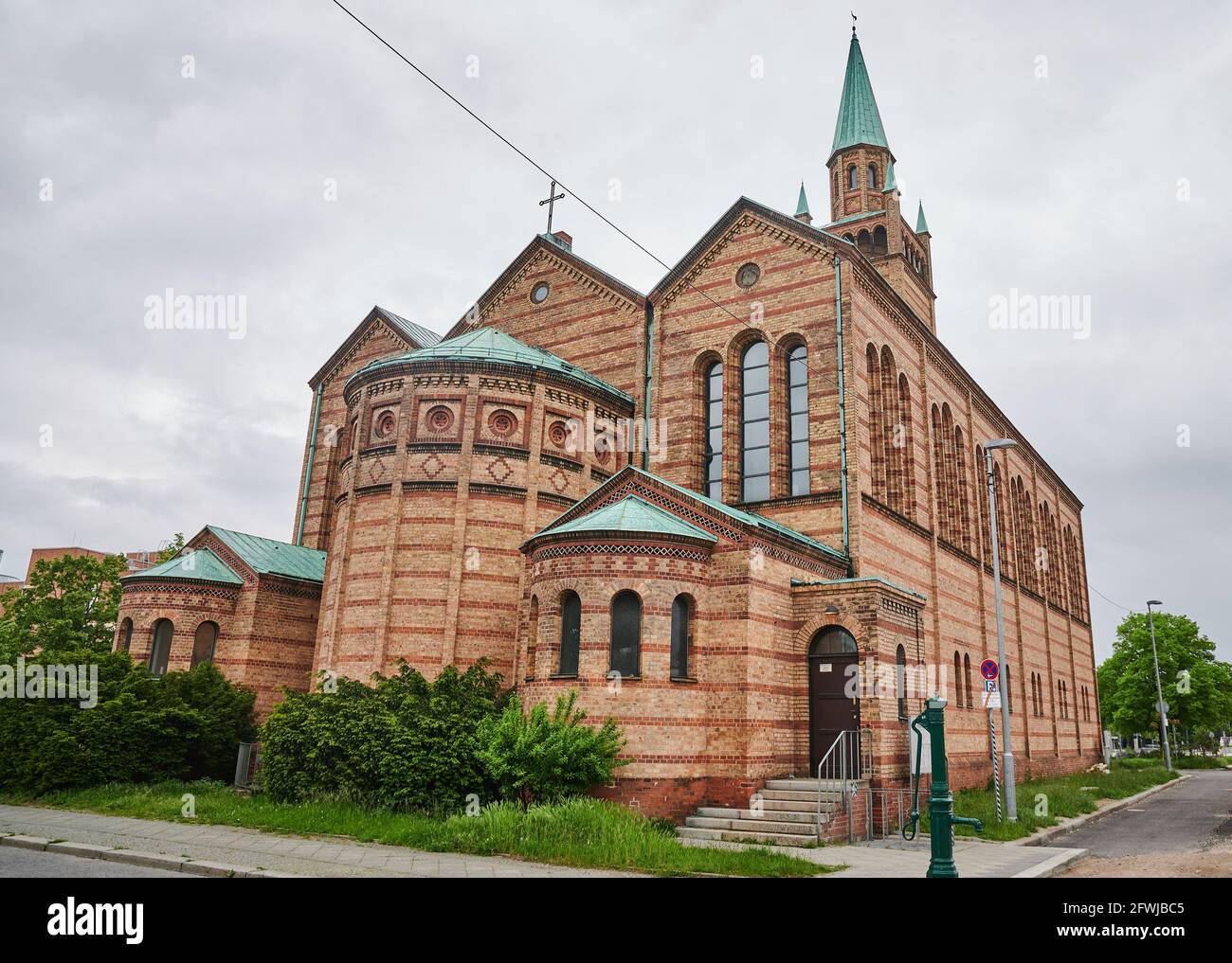 Berlino, Germania. 23 maggio 2021. Chiesa di San Matteo. La chiesa celebra il suo 175° compleanno con un servizio festoso con il Vescovo Stäblein come parte di una settimana giubilare. Credit: Annette Riedl/dpa/Alamy Live News Foto Stock