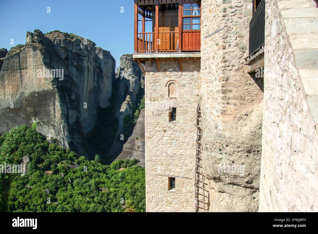 Ingresso al monastero Roussanou per i monaci sulla scala a corda a Meteora, Grecia. Foto Stock