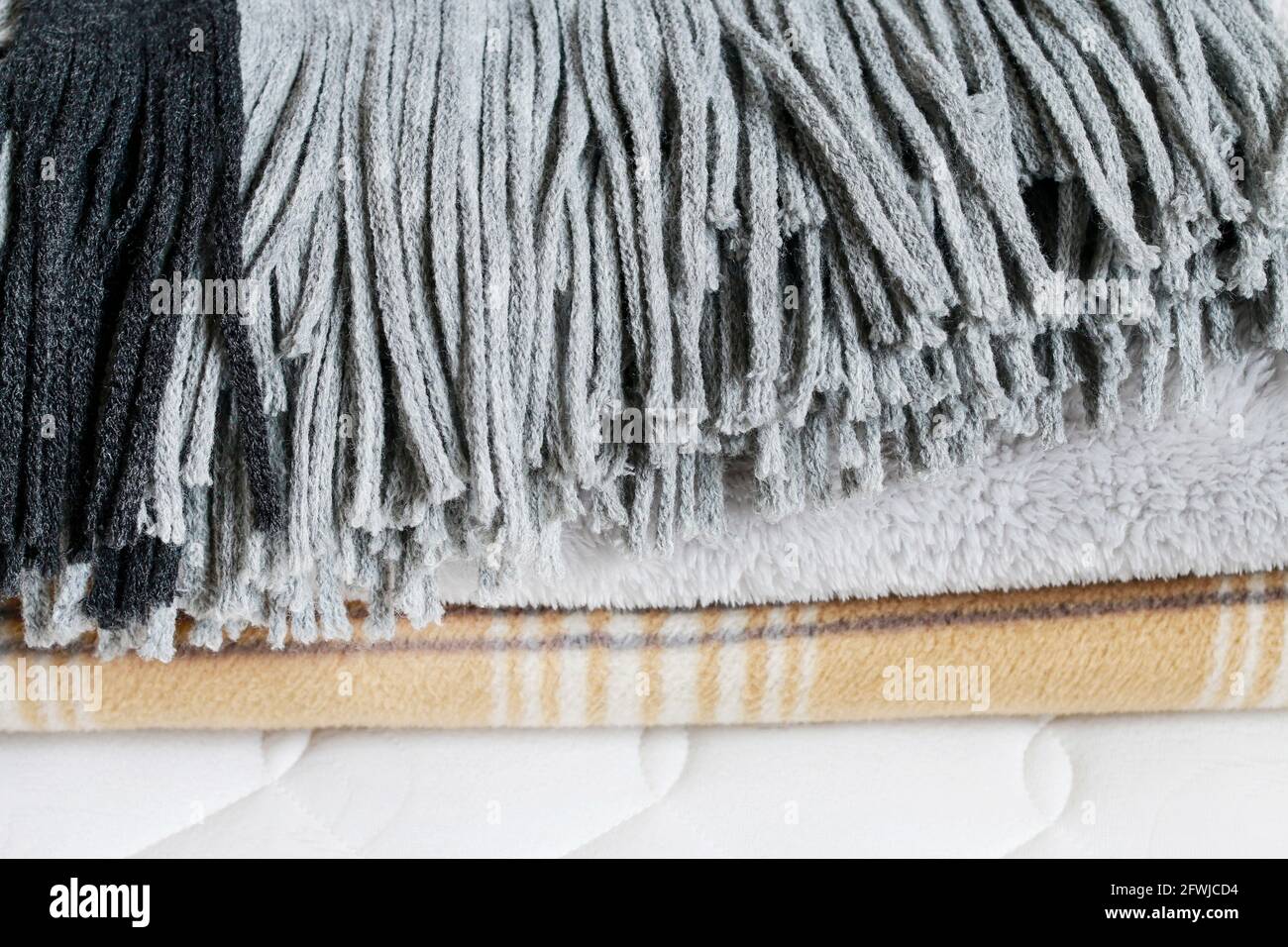 Tre coperte: Grigio e beige sul materasso. Risorse grafiche Foto Stock
