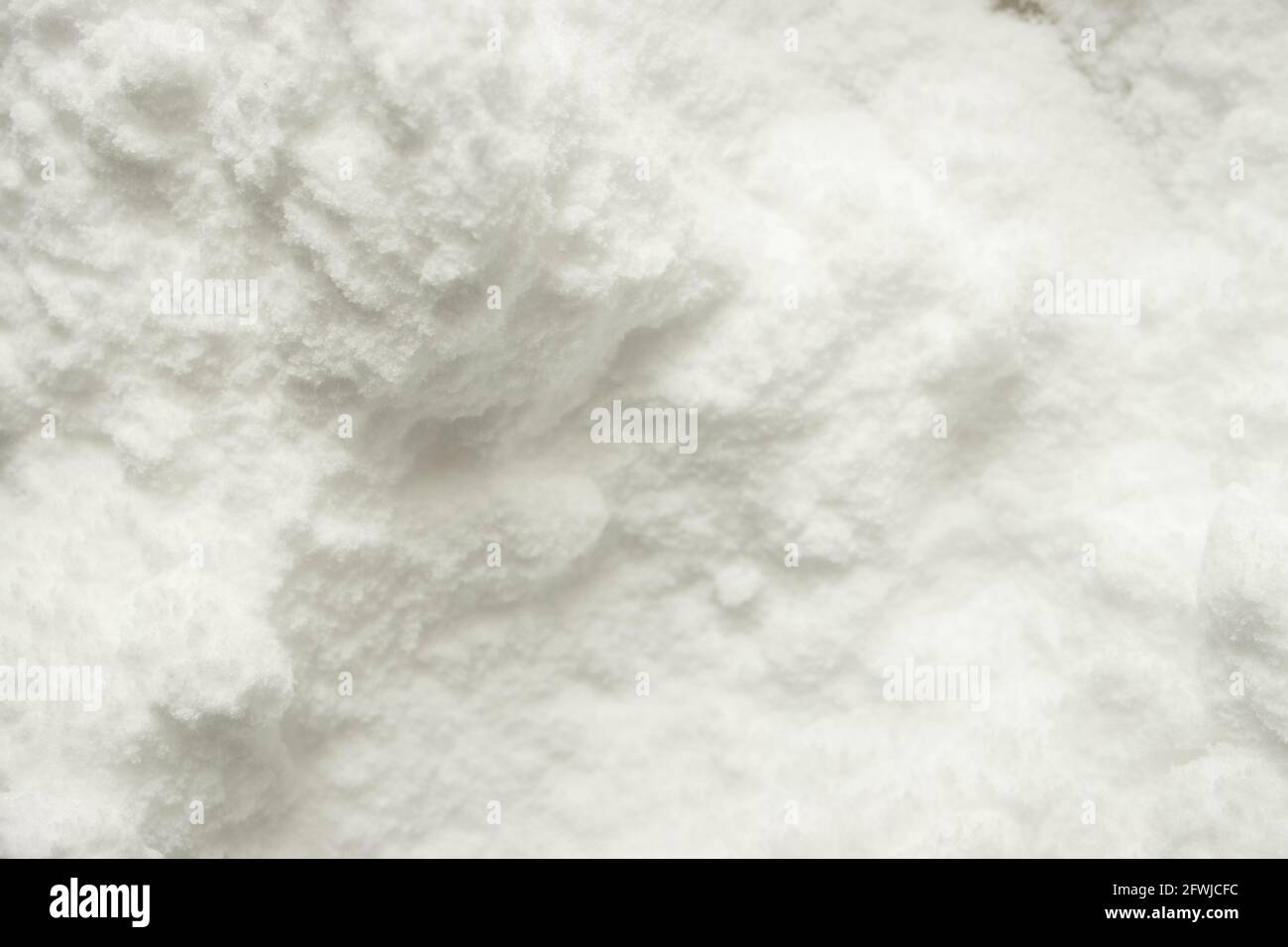 Polvere bianca su dettaglio macro pile. Cottura di soda o veleno. Potrebbe essere zucchero. Foto per molti scopi. Foto Stock