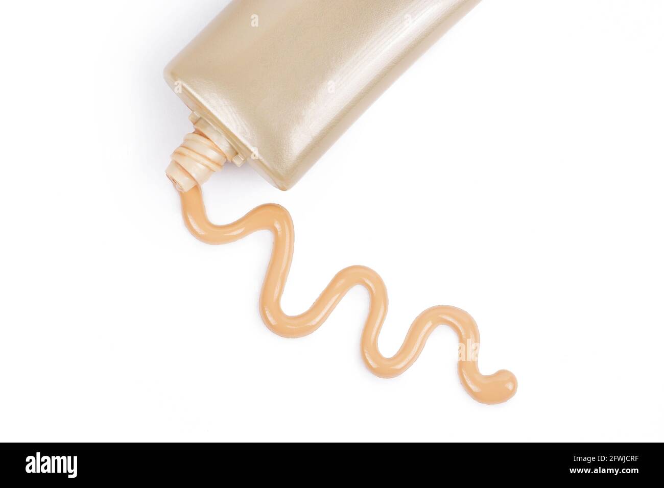 Fondo liquido e tubo cosmetico su bianco Foto Stock