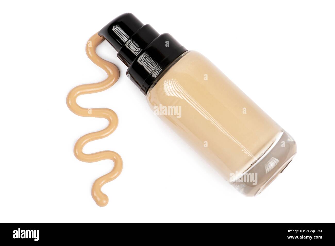 Base liquida e flacone cosmetico su bianco Foto Stock