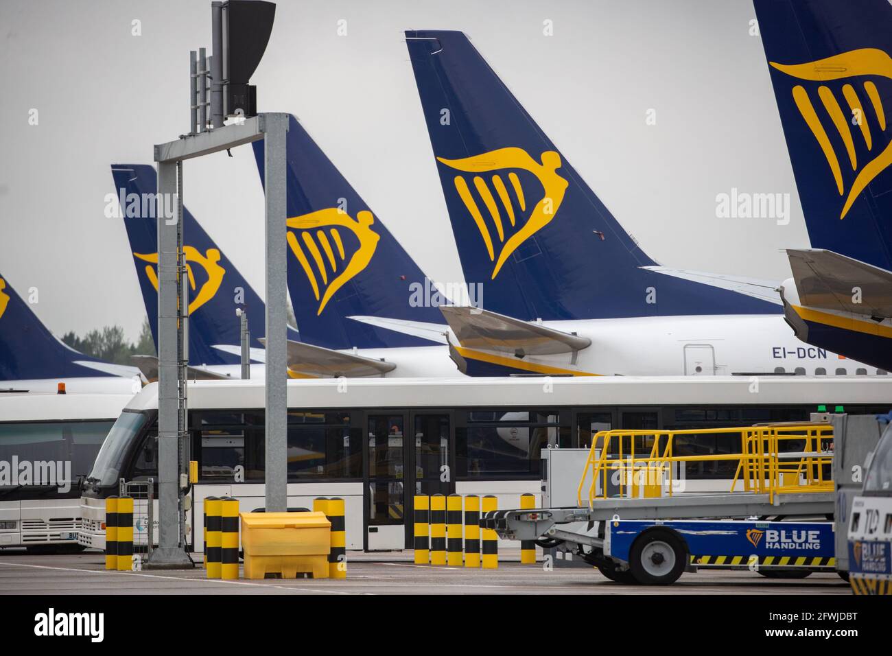 La foto del 14 maggio mostra Ryanair aeromobili e attrezzature ausiliarie parcheggiati presso l'aeroporto di Stansted in Essex.Today la società ha annunciato perdite di £702m. Ryanair ha riportato oggi una perdita annuale record dopo le imposte di £702m dopo che le restrizioni di Covid-19 lo hanno costretto a rottamare oltre il 80% dei voli, ma la compagnia aerea ha detto che ci sono stati segni il recupero era iniziato. Ryanair ha detto che ha volato 27.5 milioni di passeggeri nel suo esercizio finanziario chiuso marzo, in calo rispetto ai 149 milioni dell'anno precedente in quello che ha definito il più impegnativo della sua storia. La compagnia aerea ha ribadito la sua previsione che il numero di passeggeri per il CUR Foto Stock