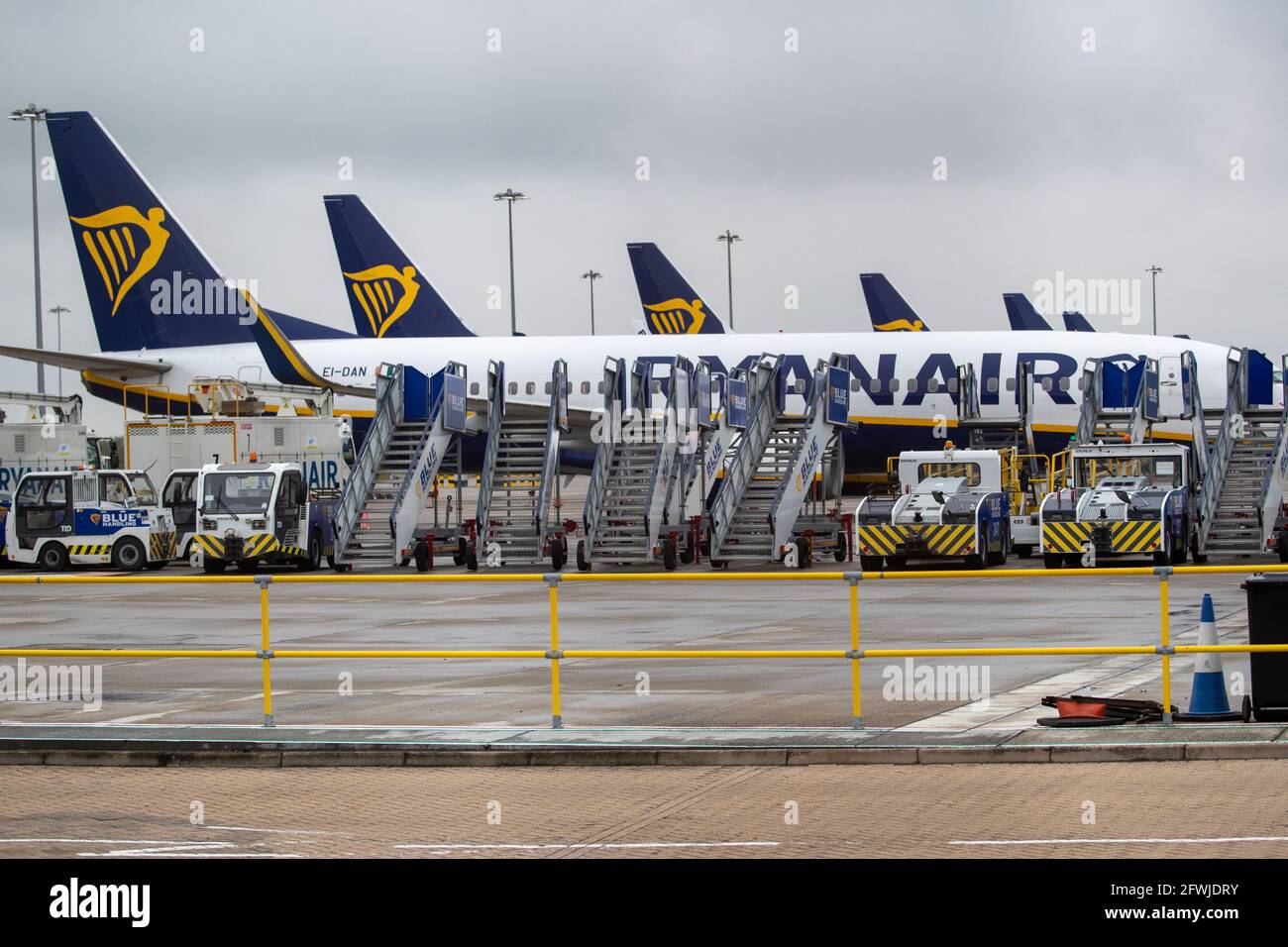 La foto del 14 maggio mostra Ryanair aeromobili e attrezzature ausiliarie parcheggiati presso l'aeroporto di Stansted in Essex.Today la società ha annunciato perdite di £702m. Ryanair ha riportato oggi una perdita annuale record dopo le imposte di £702m dopo che le restrizioni di Covid-19 lo hanno costretto a rottamare oltre il 80% dei voli, ma la compagnia aerea ha detto che ci sono stati segni il recupero era iniziato. Ryanair ha detto che ha volato 27.5 milioni di passeggeri nel suo esercizio finanziario chiuso marzo, in calo rispetto ai 149 milioni dell'anno precedente in quello che ha definito il più impegnativo della sua storia. La compagnia aerea ha ribadito la sua previsione che il numero di passeggeri per il CUR Foto Stock