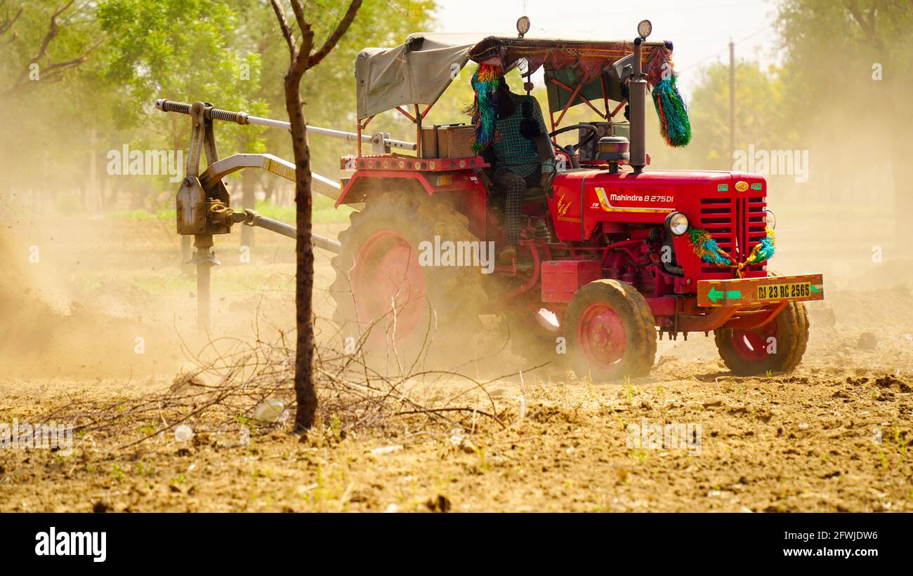 07 maggio 2021 - Reengus, Sikar, India. Preparazione del campo per il nuovo prodotto. Coltivatore che sparge fertilizzante organico con nuova innovazione agricola Foto Stock