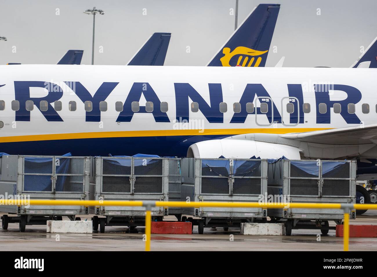 La foto del 14 maggio mostra Ryanair aeromobili e attrezzature ausiliarie parcheggiati presso l'aeroporto di Stansted in Essex.Today la società ha annunciato perdite di £702m. Ryanair ha riportato oggi una perdita annuale record dopo le imposte di £702m dopo che le restrizioni di Covid-19 lo hanno costretto a rottamare oltre il 80% dei voli, ma la compagnia aerea ha detto che ci sono stati segni il recupero era iniziato. Ryanair ha detto che ha volato 27.5 milioni di passeggeri nel suo esercizio finanziario chiuso marzo, in calo rispetto ai 149 milioni dell'anno precedente in quello che ha definito il più impegnativo della sua storia. La compagnia aerea ha ribadito la sua previsione che il numero di passeggeri per il CUR Foto Stock