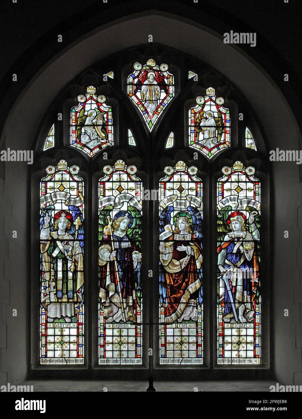 Una vetrata di Percy Bacon & Brothers raffigurante quattro Arcangeli, Gabriel, Raffaello, Uriel e Michele; Chiesa Parrocchiale di Egloskerry, Cornovaglia Foto Stock