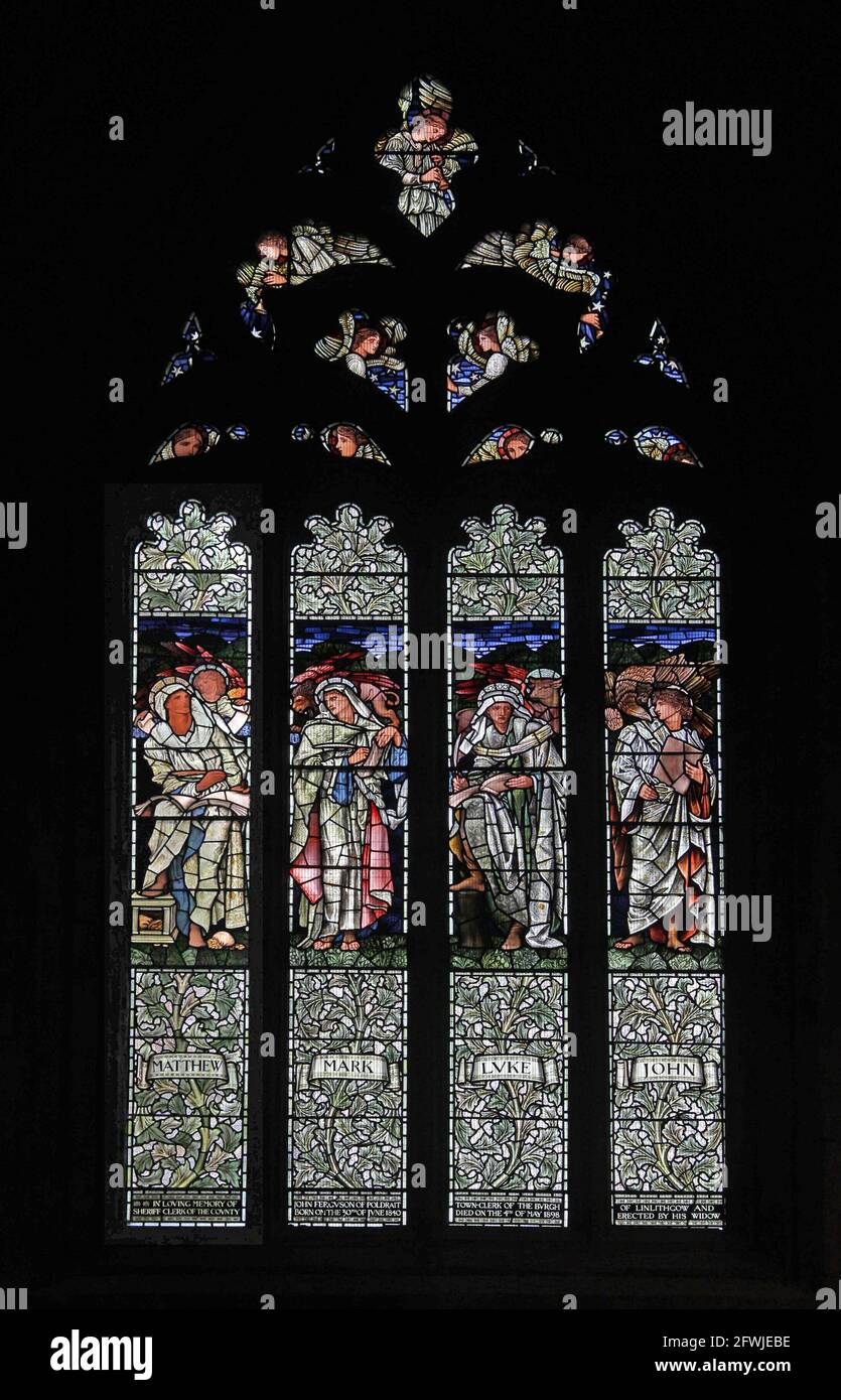 Una vetrata di Edward Burne-Jones raffigurante i quattro Evangelisti, la Chiesa di San Michele, Linlithgow, Scozia Foto Stock