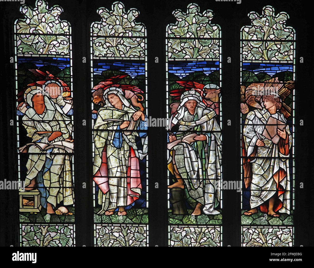 Una vetrata di Edward Burne-Jones raffigurante i quattro Evangelisti, la Chiesa di San Michele, Linlithgow, Scozia Foto Stock