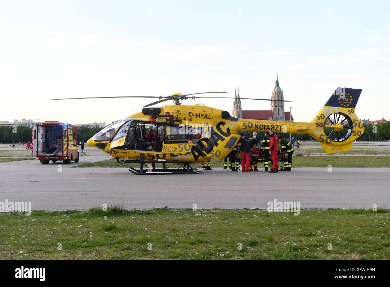 Monaco, Germania. 22 maggio 2021. Un elicottero di soccorso ADAC Luftrettung è parcheggiato sul Theresienwiese. La grande area all'aperto all'interno della capitale dello stato è ben adatta come un luogo di atterraggio, che è assicurato dai vigili del fuoco e dalla polizia. Credit: Felix Hörhager/dpa/Alamy Live News Foto Stock