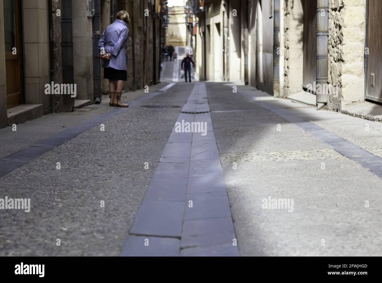 Dettaglio della vecchia strada in una città storica, la gente del posto Foto Stock
