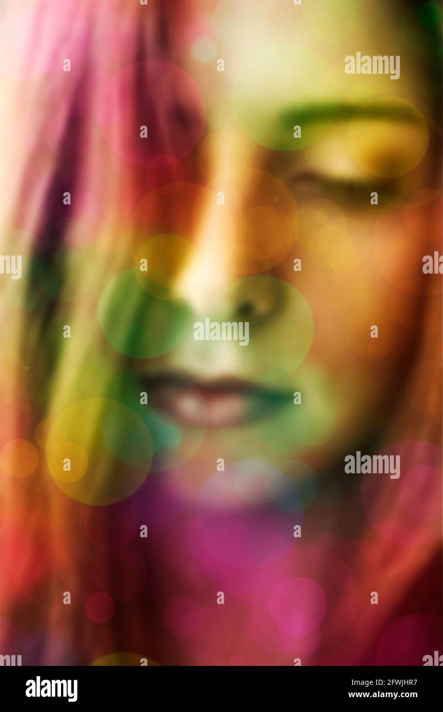 ritratto moderno di una giovane donna con effetto bokeh e. sfocato Foto Stock