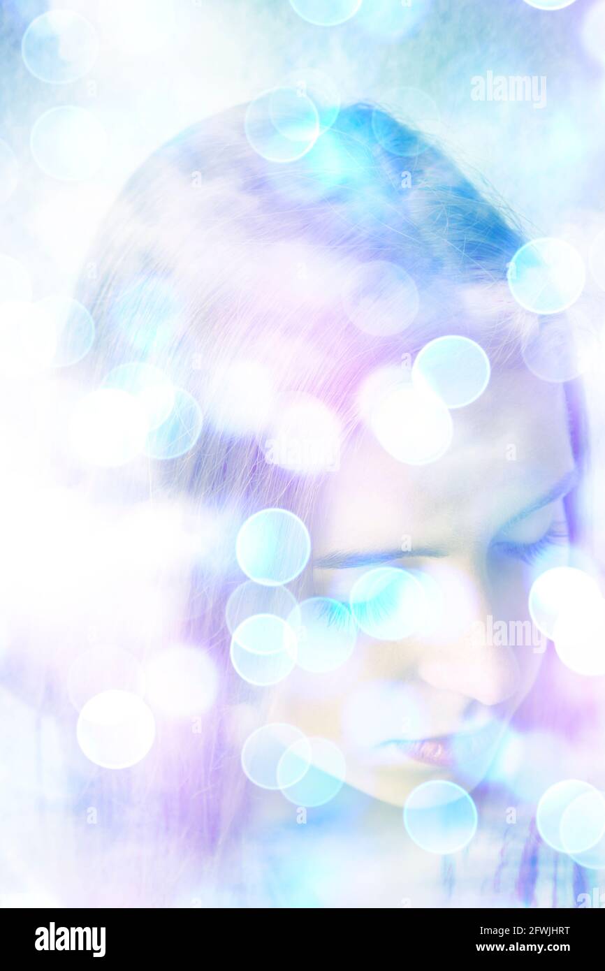 giovane donna ritratto creativo con effetto bokeh Foto Stock