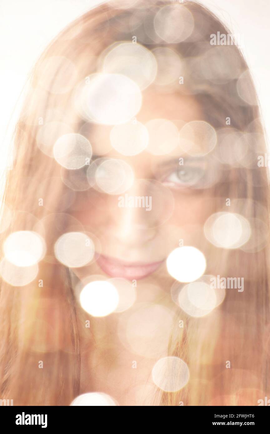 giovane donna ritratto creativo con effetto bokeh Foto Stock