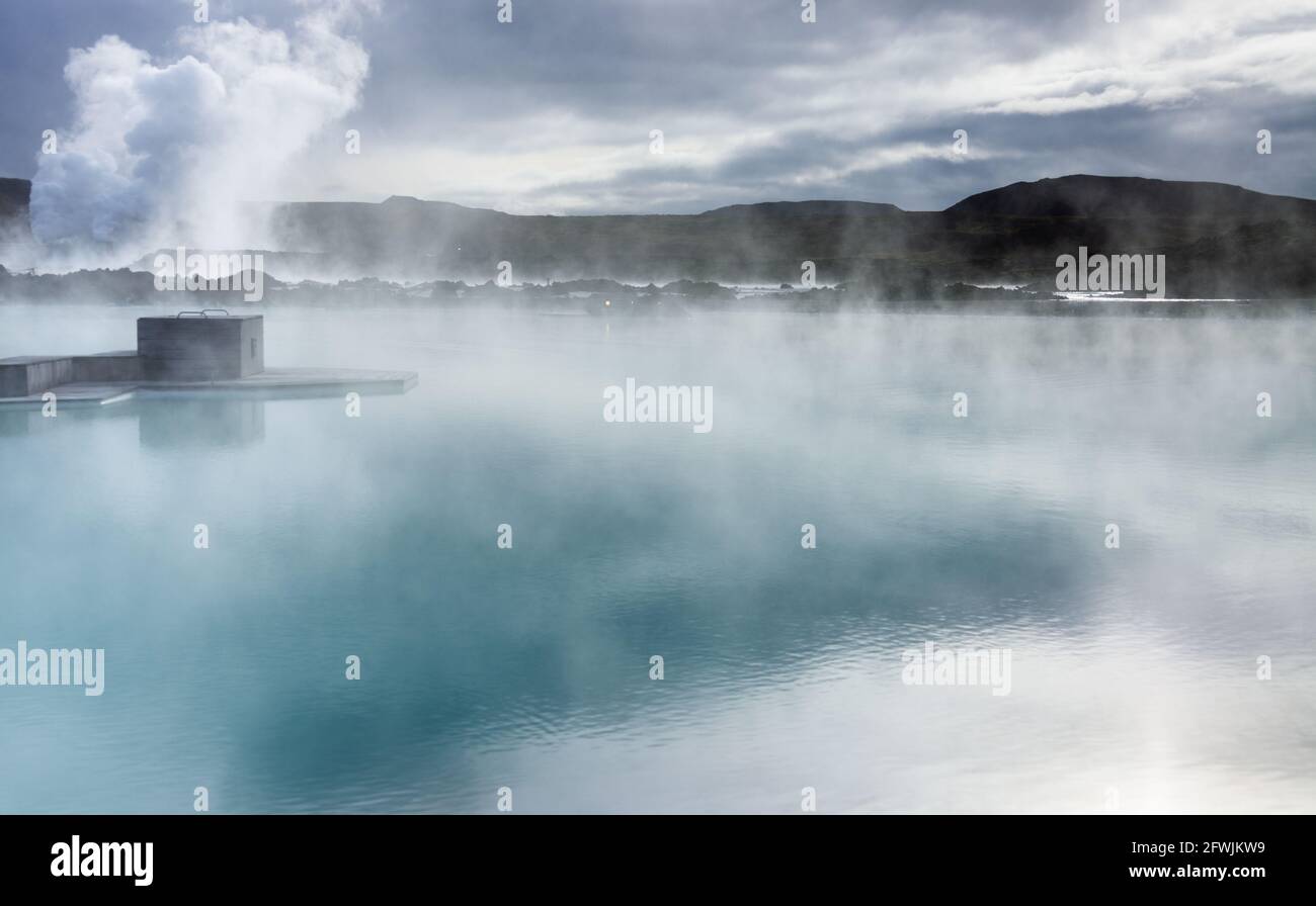 Le calde piscine d'acqua di mare e il terreno vulcanico lavico circostante Nel Blue Lagoon Resort and Spa all'alba in Islanda Foto Stock