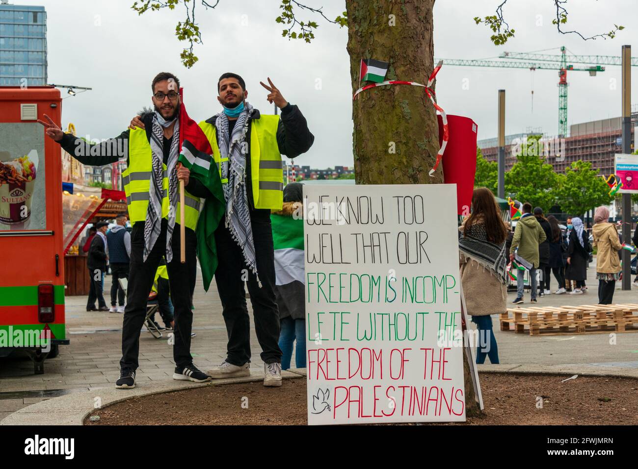 2021. Mai 22 Kiel, am Hauptbahnhof in Kiel fand heute eine dimostrazione unter dem Titel „Aktuelle Lage in Palästina statt. Circa 100 protese Teilnehmer Foto Stock