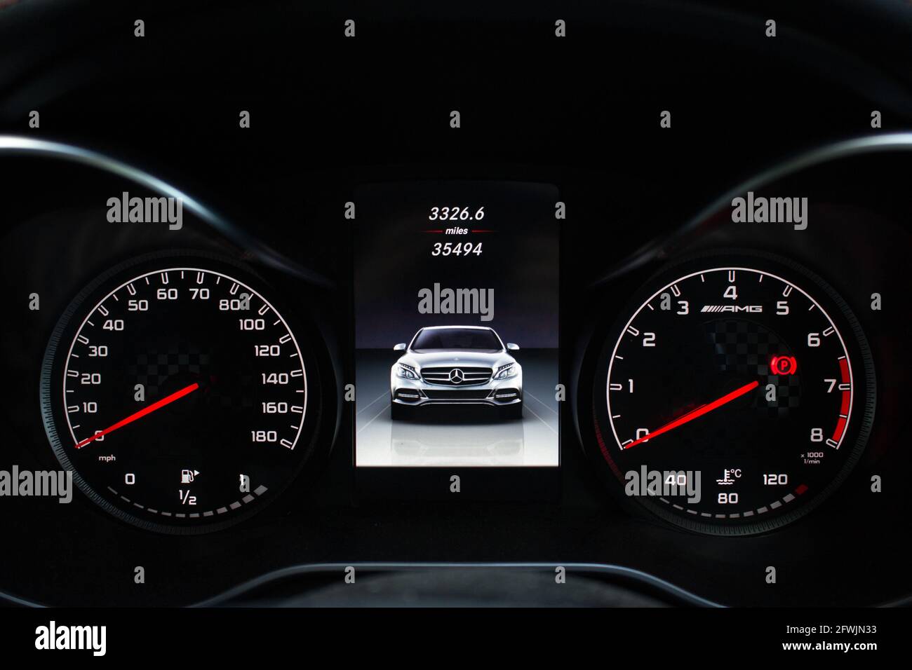 A 2016 Mercedes Benz C43 AMG W205 con schermo centrale digitale contorno auto con quadranti AMG Foto Stock