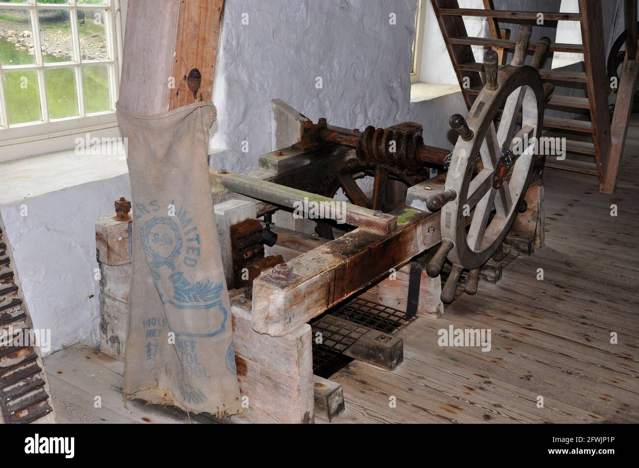 Azionamento a ingranaggi a vite senza fine parte del meccanismo di controllo all'interno del Carew Castle Tidal Mill in Pembrokeshire Galles del Sud. Foto Stock