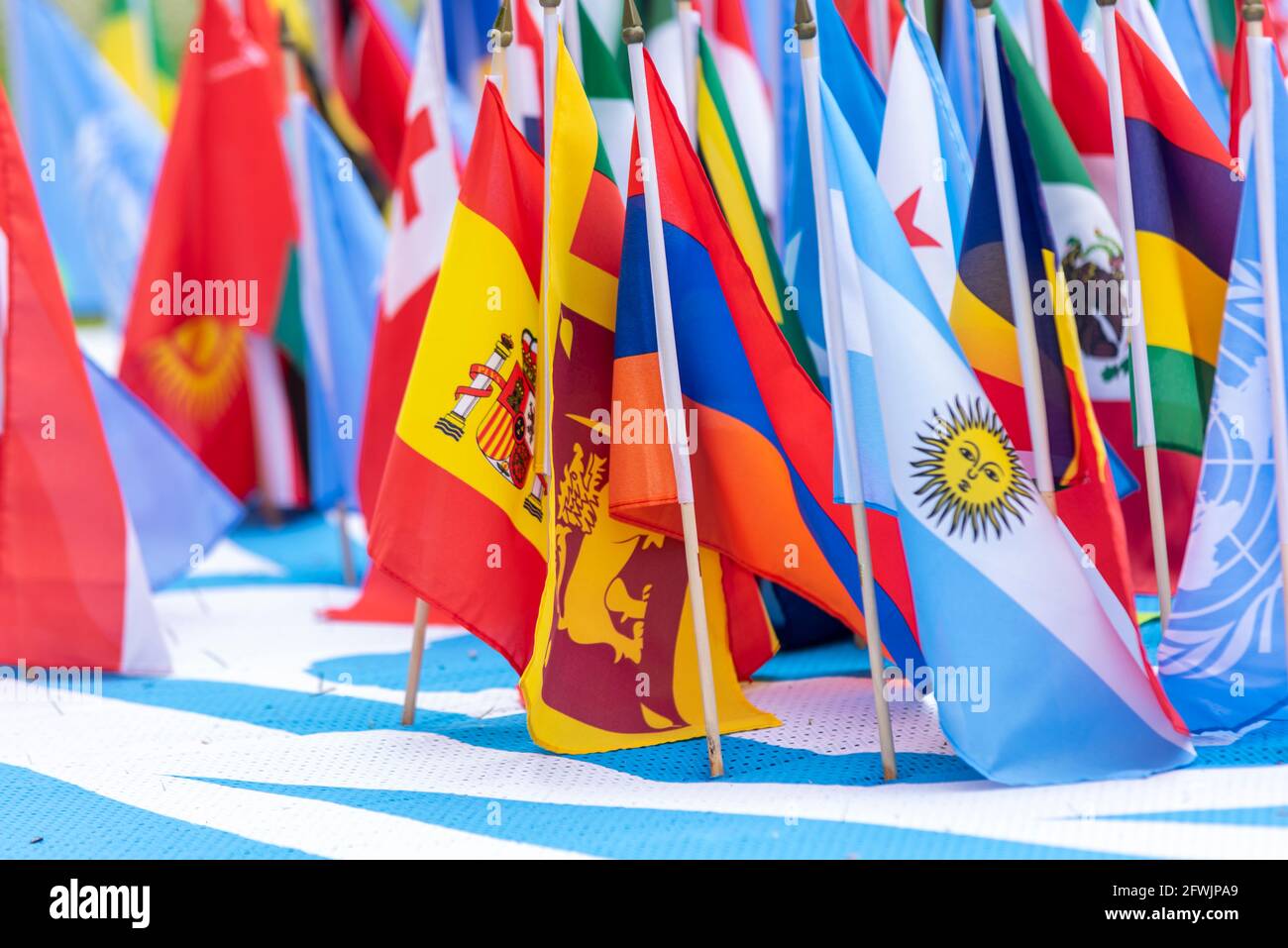 UN75. Bandiere esposte per celebrare il 75° anniversario delle Nazioni Unite a Westminster, Londra, Regno Unito. Celebrazione ritardata dal 2020 Foto Stock