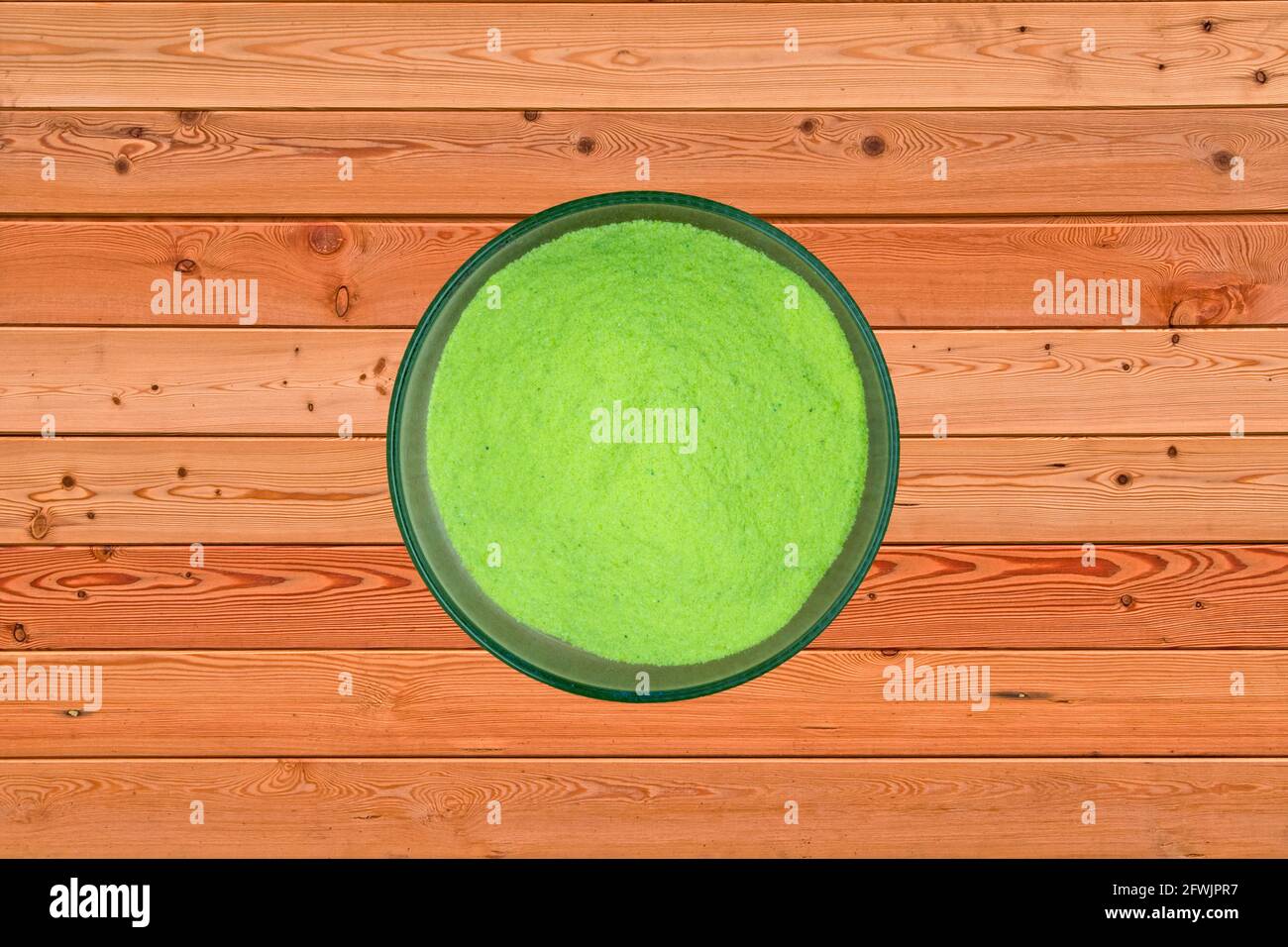 Colore Rangoli in ciotola, colore verde chiaro su superficie di legno Foto Stock