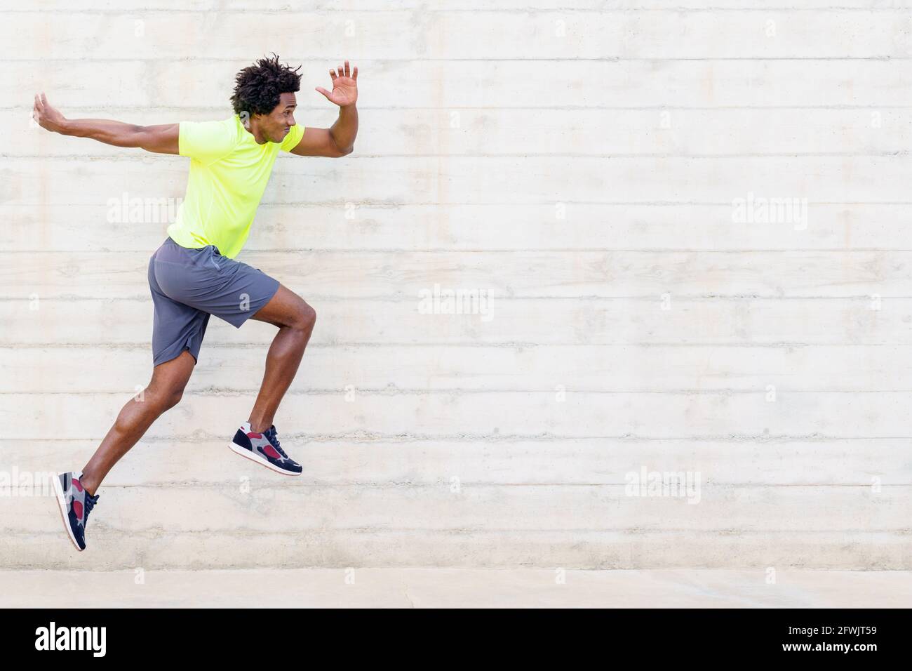 Black man allenarsi correre salta per rafforzare le gambe. Foto Stock